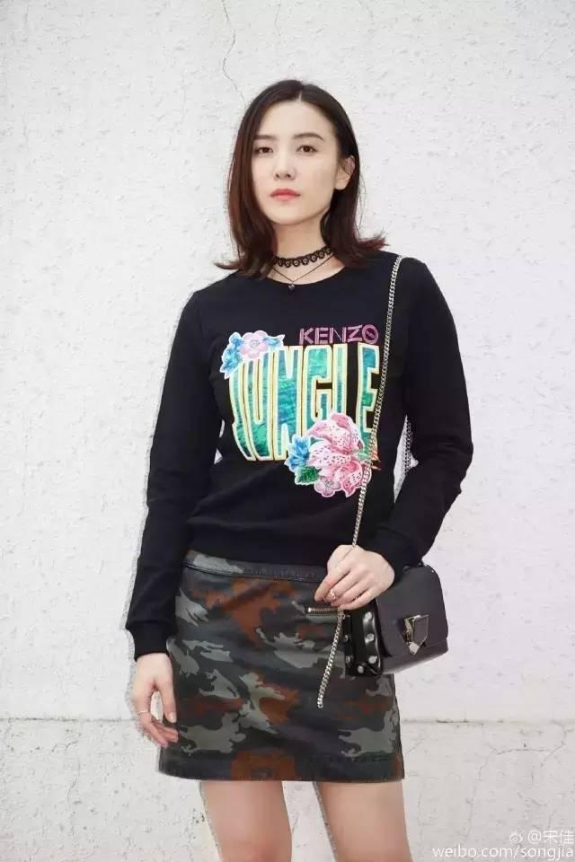 衛衣+裙子才是春天最火混搭組合! 要時髦更要女人味!