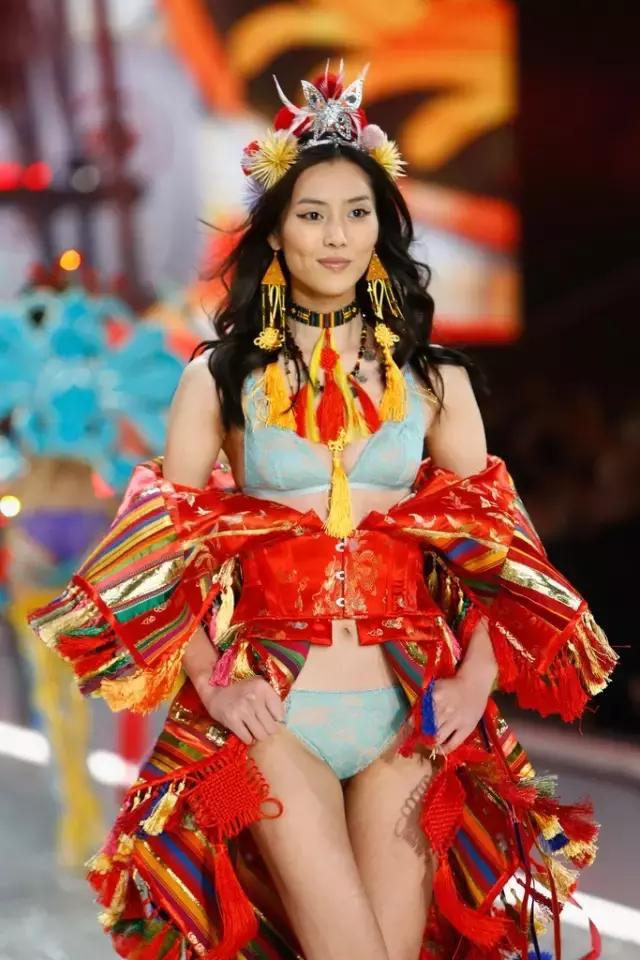 沒有大表姐劉雯的身材,但可以學習她的衣品!