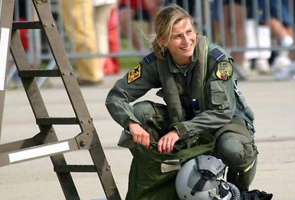 誰最漂亮：世界各國空軍美女飛行員大比拼