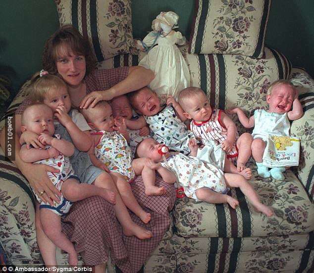 她生下7胞胎時遭到許多人的猛烈批評，18年後…他們全部都長成這樣了！