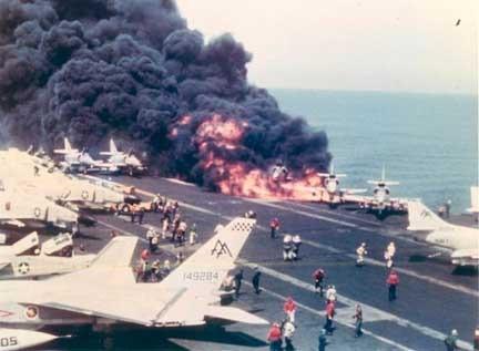 美軍最慘烈航母事故教訓深刻，8萬噸就這麼輕易被玩殘了