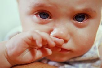 寶寶總是流鼻涕，但不發燒不咳嗽該如何護理？