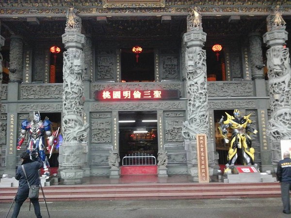 台灣某間廟宇請來變形金剛坐鎮當門神，意外吸睛變成觀光景點啦！！