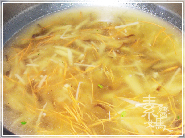 【素食湯料理】榨菜酸辣湯。冷冷的天 來碗酸辣湯~心都暖了! 如果當配上素餃子 絕配呀~