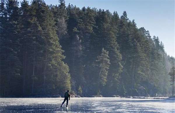 急凍悲劇！男子在結冰的湖面上溜冰，卻見到一幕幕驚悚的「湖下」畫面…