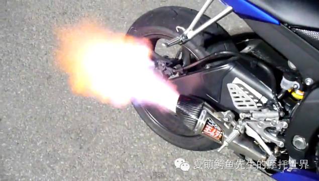 摩托車改完排氣之後回油放炮冒火是正常的麼？