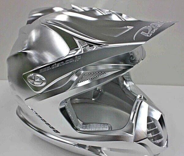 驚呆了! CNC 安全帽 !一塊鋁錠逆襲成為超酷摩托車頭盔的藝術之旅！(影片)