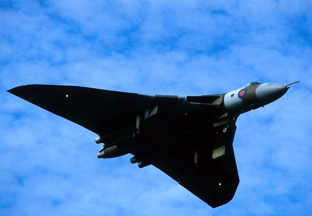 全球戰略轟炸機中的奇葩：英國「火神」大型三角翼設計嘆為觀止