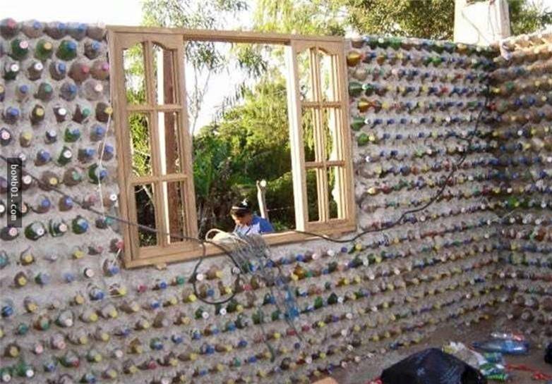 他回收將近8000多個塑膠瓶後，開始把塑膠瓶一個一個堆積起來，最後竟然蓋出這座建築，讓所有人都看傻了眼...