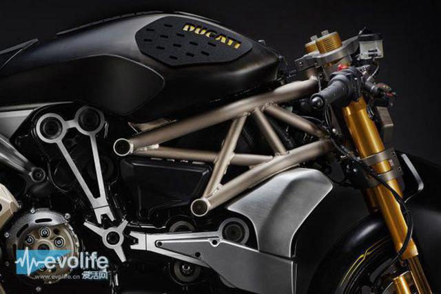 杜卡迪 90 周年的 Drag Bike DraXte 有股金屬朋克的氣息