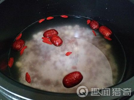 一碗適合女生的紅豆薏米蓮子粥，溫暖你。