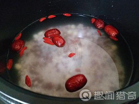 一碗適合女生的紅豆薏米蓮子粥，溫暖你。