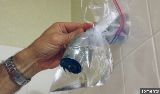 塑膠袋裡裝水加「這個東西」，蓮蓬頭竟變得亮晶晶！這招簡單又有效！一定要分享