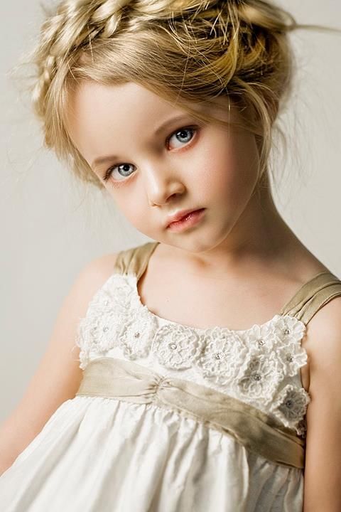 俄羅斯有些小蘿莉從很小就開啟模特兒職業生涯，包含被評全球最美的女孩兒Kristina!完整9位收錄!