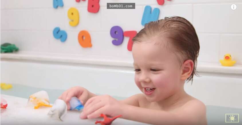 她每次替好動的孩子洗澡前都會「拿出剪開的發泡浮條」，看到她使用後的效果大家都超感謝她的！