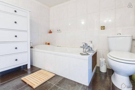 浴室沒有窗戶又咋樣，看看法國人的浪漫閣樓公寓！