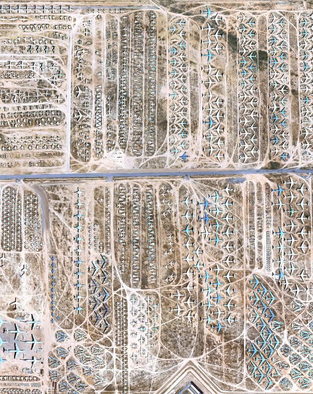 整個飛機墳場就像一塊布滿點綴的畫布，這些場景足以衝擊視覺：觀美軍飛機墳場之宏大