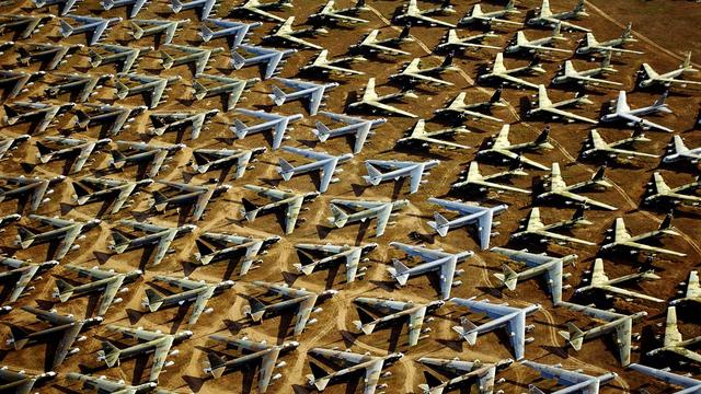 整個飛機墳場就像一塊布滿點綴的畫布，這些場景足以衝擊視覺：觀美軍飛機墳場之宏大
