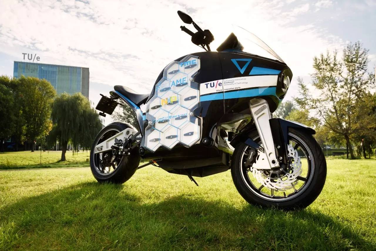 世界第一台純電動旅行摩托車環遊全球，將會來到中國上海