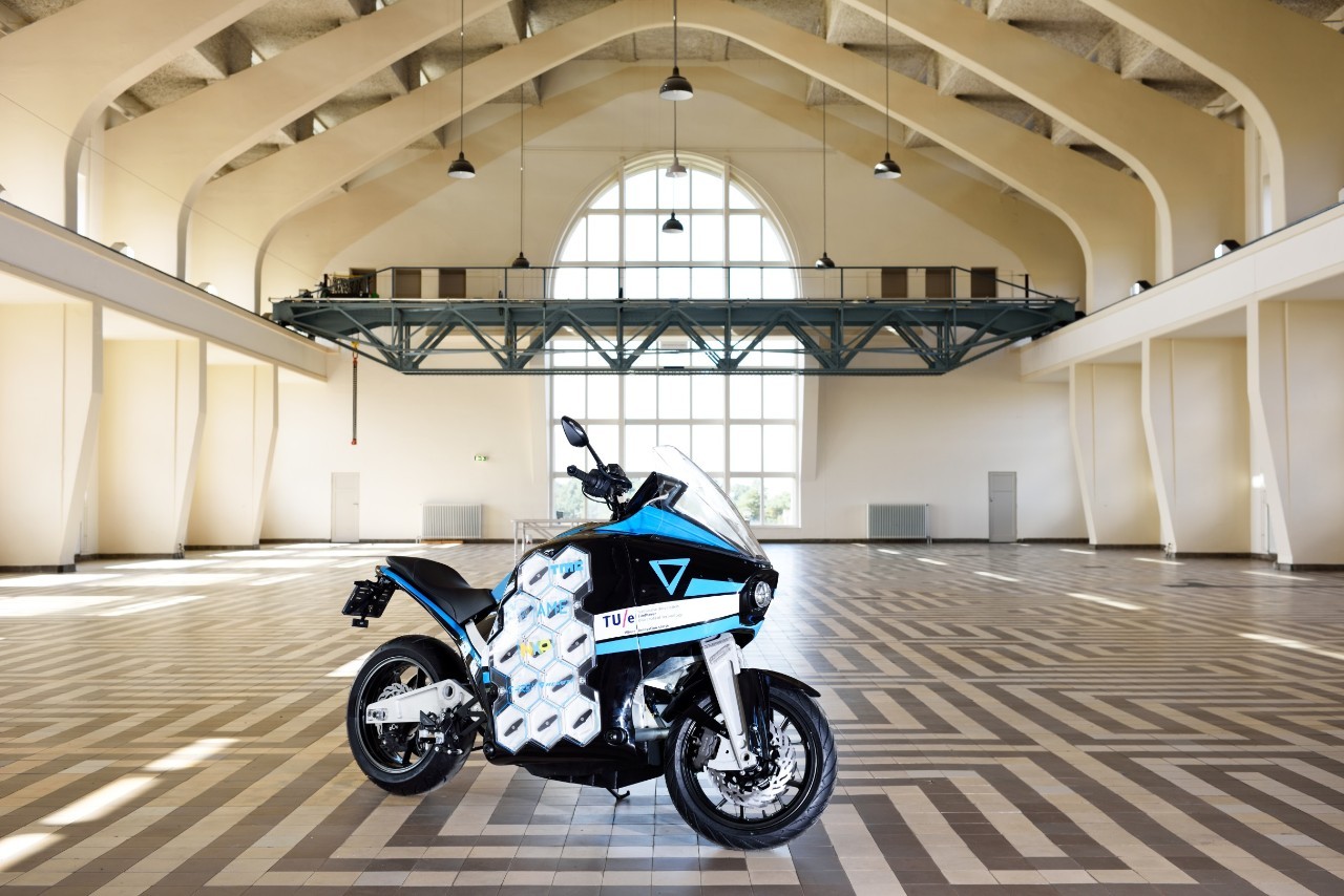 世界第一台純電動旅行摩托車環遊全球，將會來到中國上海