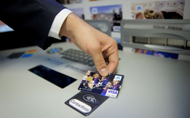 有信用卡的人都要注意了，這個全新犯案手法能完全不碰到你就把你的錢瞬間領光！