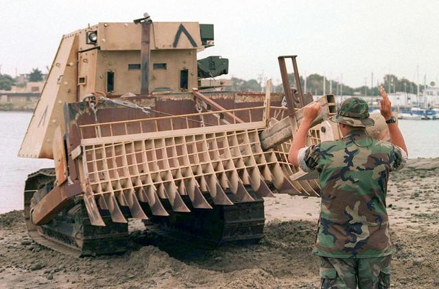 工兵部隊的裝甲推土機：這種車輛的用途非常廣泛
