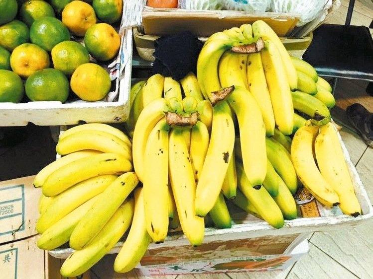 香蕉1公斤20元→70元 「價飆太恐怖」，一根香蕉成本4元， 超商為何敢賣23元？！