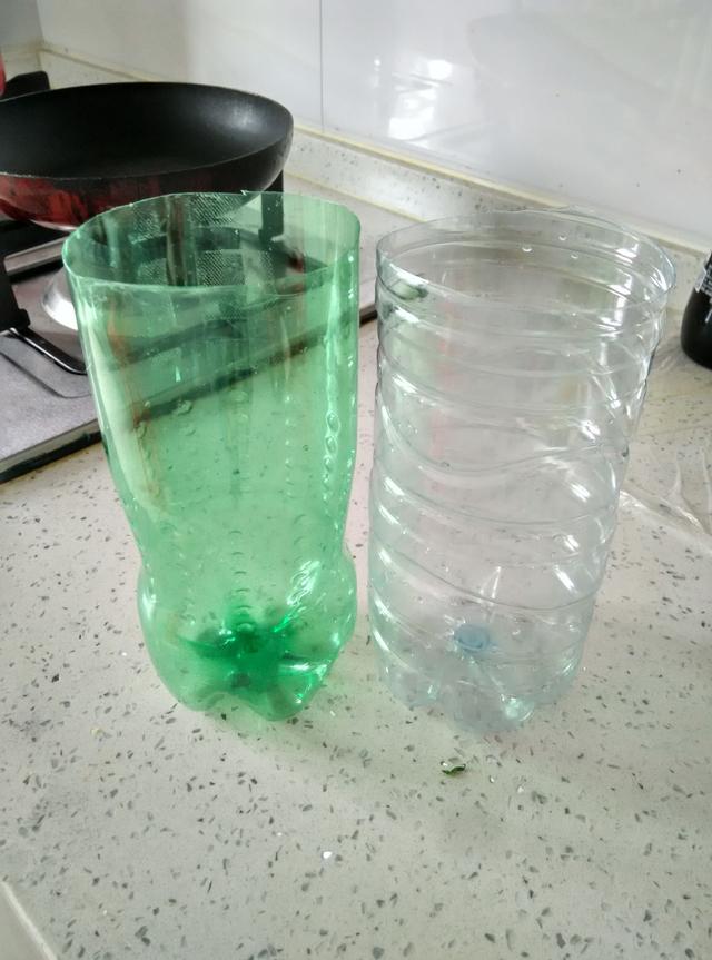 巧妙的利用廢棄塑料瓶來節省冰箱空間，既環保又實用！