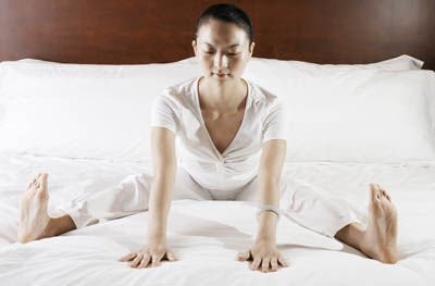 【超舒暢！睡覺前的瑜伽，躺在床上就能做！只要 10分鐘，一個禮拜 就有感覺！】