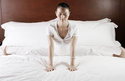 【超舒暢！睡覺前的瑜伽，躺在床上就能做！只要 10分鐘，一個禮拜 就有感覺！】