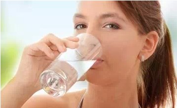 長期喝水的女人，竟然會變成這樣！驚呆了！