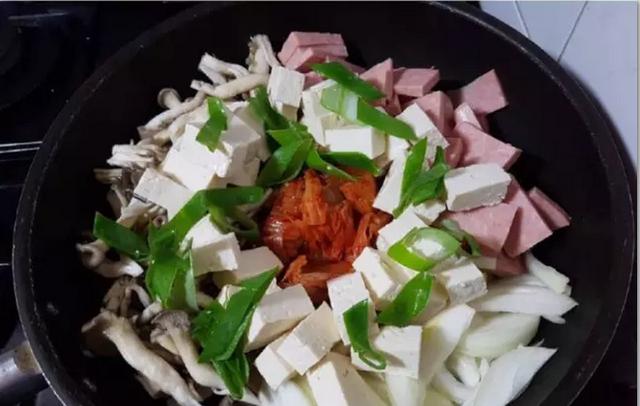 超美味的韓國部隊鍋的家常做法，趕緊試試吧！