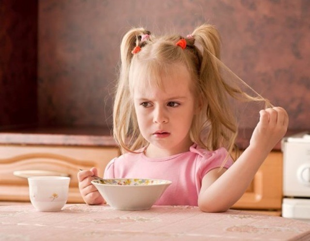 孩子不乖乖吃飯該怎麼辦？「收掉食物」其實很有效！