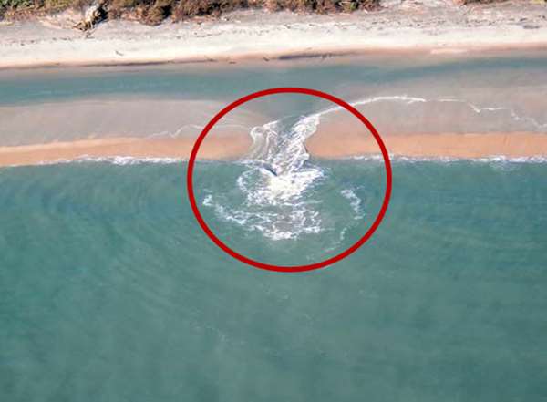 每年有數百人因為「這個」淹死，當你在海邊看到這種「海浪」時，請立即上岸逃命...轉發一次救人一命！