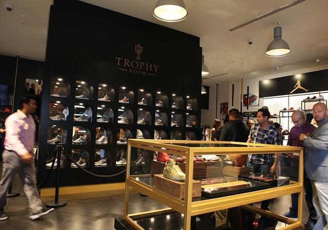 第一天開張就是世界NO.1的球鞋店，老闆的爸爸全台灣沒有人不認識 (10P)