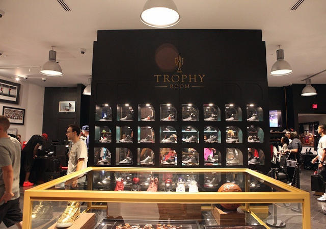 第一天開張就是世界NO.1的球鞋店，老闆的爸爸全台灣沒有人不認識 (10P)