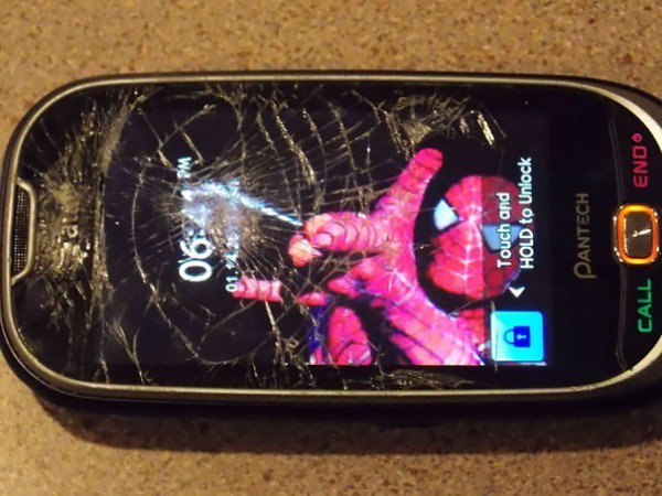 手機不小心摔到螢幕有裂痕..本以為手機醜到沒救了..結果朋友一個換桌布讓我手機帥翻天!