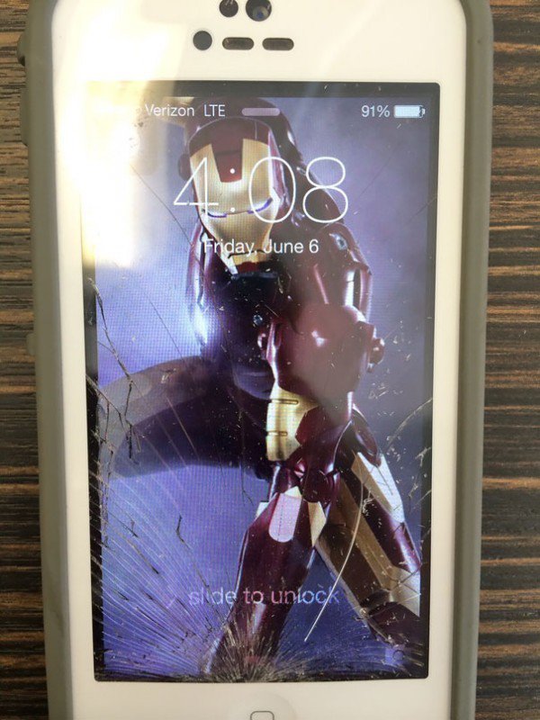 手機不小心摔到螢幕有裂痕..本以為手機醜到沒救了..結果朋友一個換桌布讓我手機帥翻天!