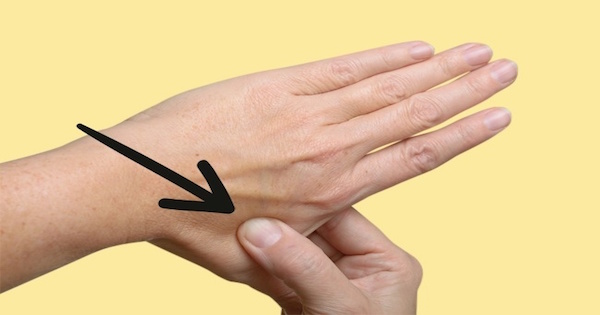 只要按压『虎口』30秒的时间,就能缓解过高的脑压和头痛的症状!