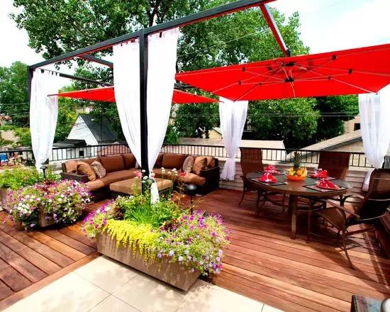 打造“露台”後花園，陽傘躺椅小茶几舒服！