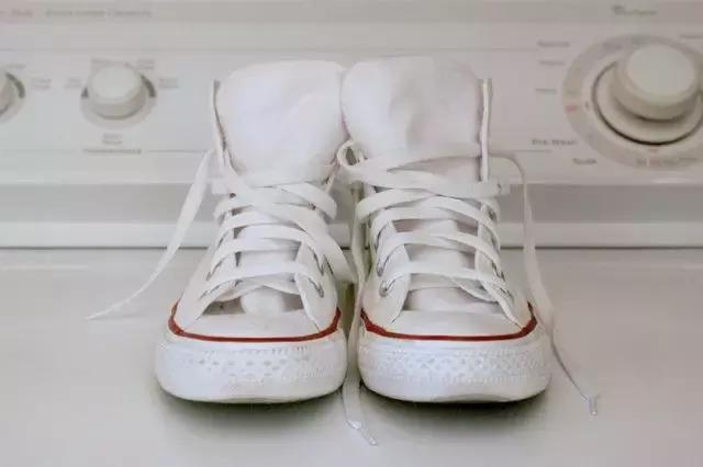天吶！ 小白鞋這樣洗居然變成新的了！