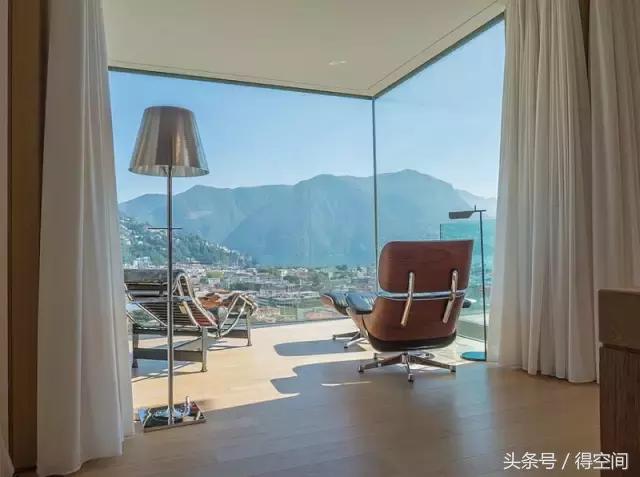 我有一間陽光房,還有一大片落地窗