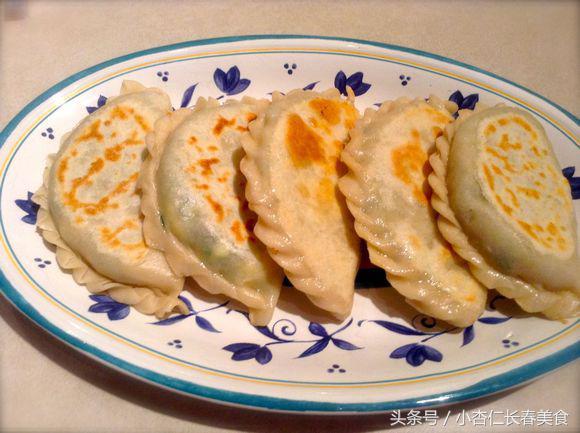 韭菜盒子這樣做,外焦里嫩又營養