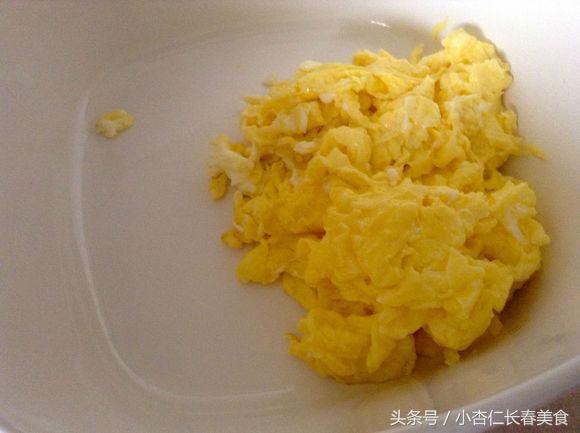 韭菜盒子這樣做,外焦里嫩又營養