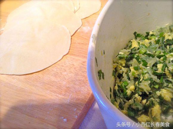 韭菜盒子這樣做,外焦里嫩又營養