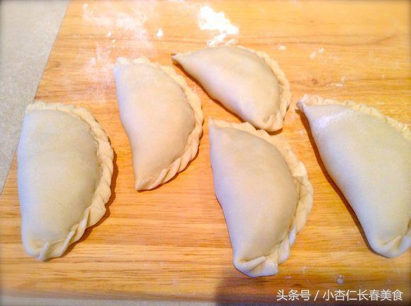 韭菜盒子這樣做,外焦里嫩又營養