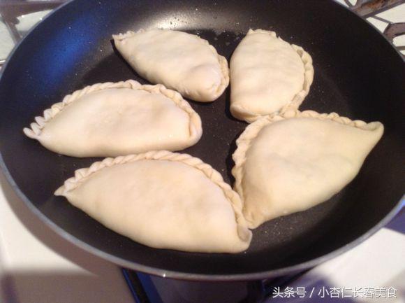 韭菜盒子這樣做,外焦里嫩又營養