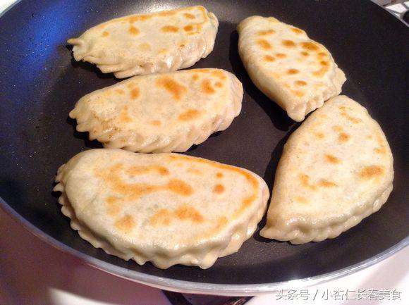 韭菜盒子這樣做,外焦里嫩又營養