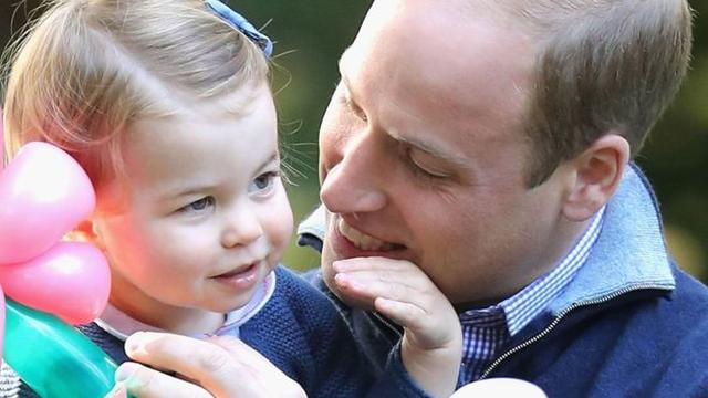 英國夏洛特小公主兩歲了! 媽媽說她是“愛馬士”
