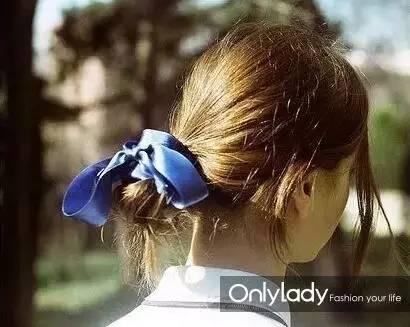 馬尾OUT! 法國少女現在都愛香蕉丸子頭……